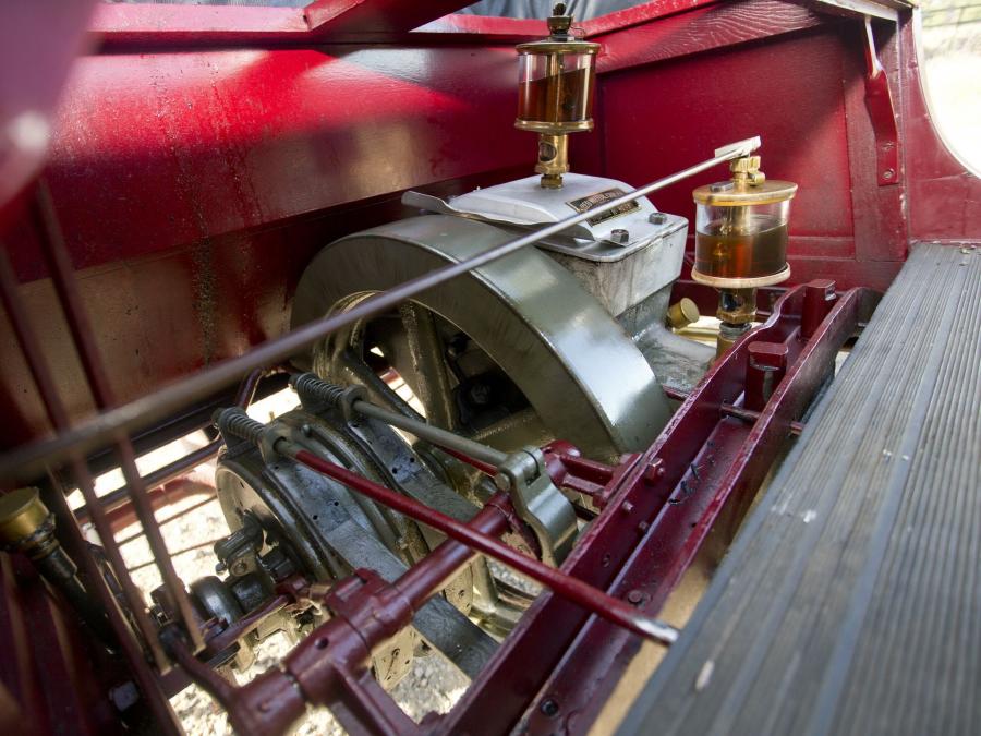 Моторный отсек REO Model B Runabout 1906 года  (фото 9 из 19)
